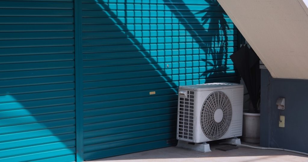 A air conditioner sitting outside of a building