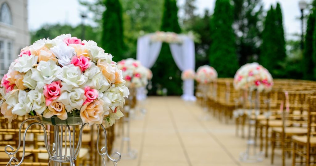 selective focus photography white and pink isle flower arrangement