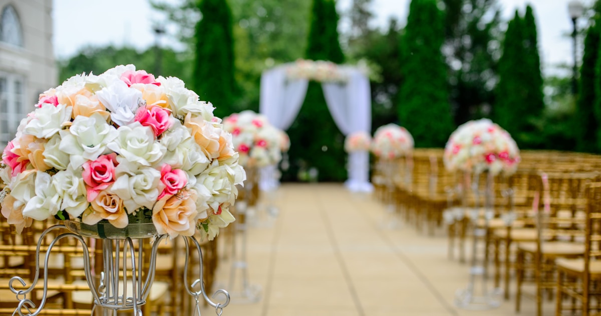 selective focus photography white and pink isle flower arrangement